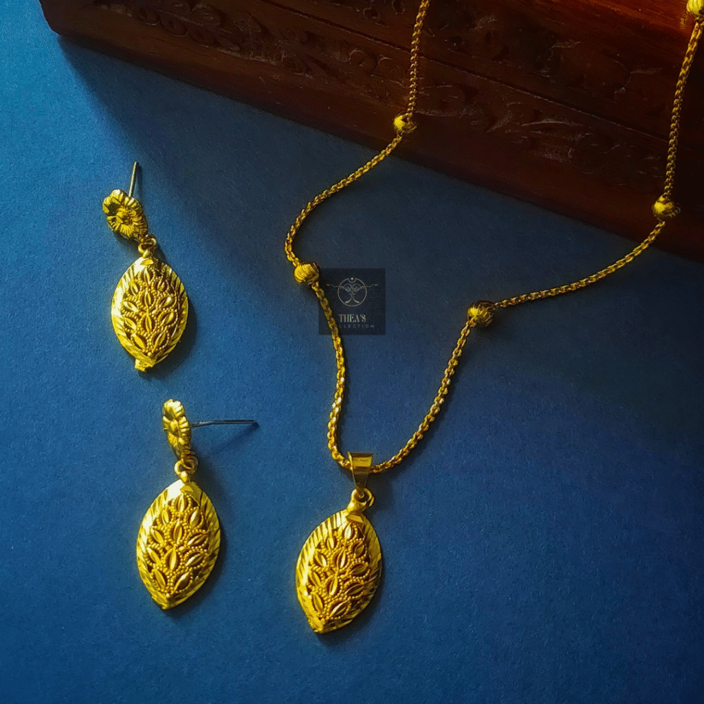 Thea's Sleek Pendant Necklace Set