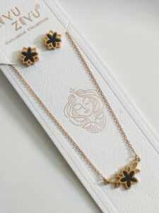 Thea's Daily-Wear Pendant Necklace with Earrings