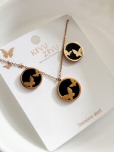 Thea's Daily-Wear Pendant Necklace with Earrings