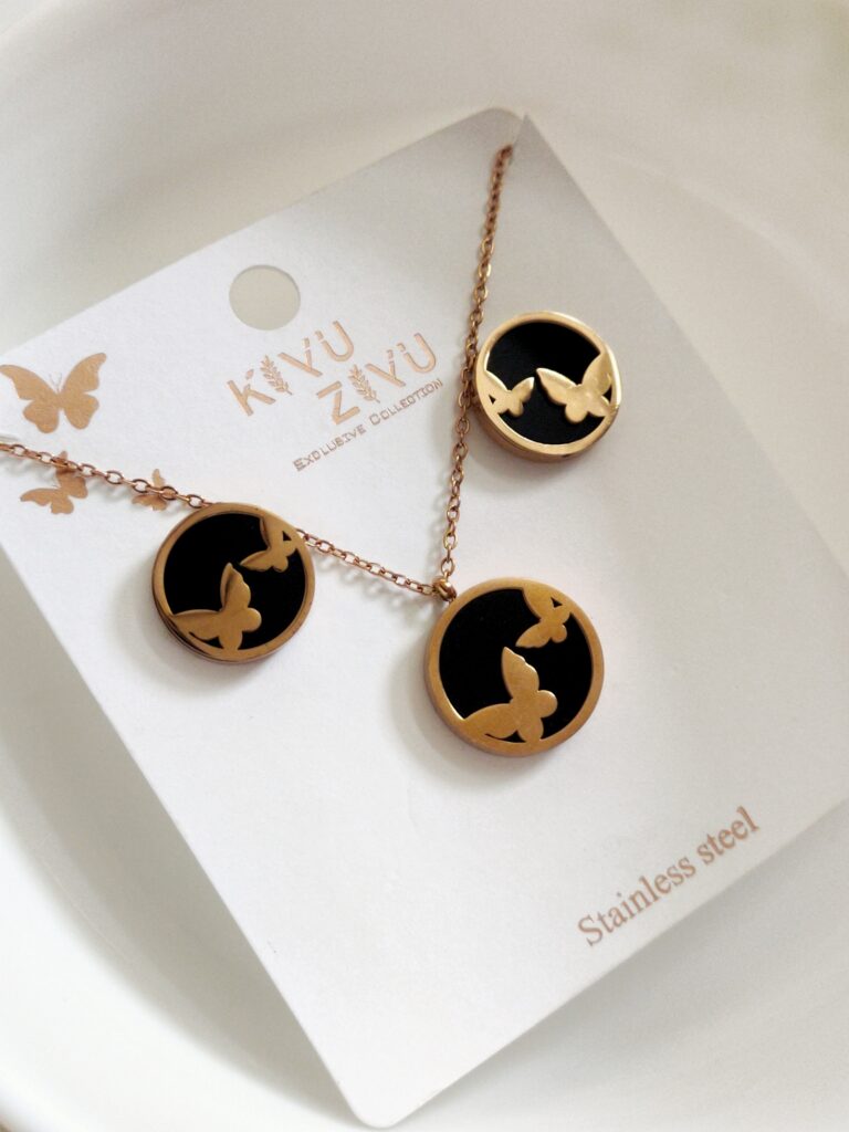 Thea's Daily-Wear Pendant Necklace with Earrings
