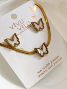 Thea's Daily-Wear Pendant Necklace with Earrings