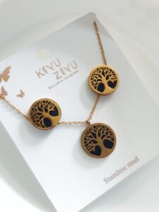 Thea's Daily-Wear Pendant Necklace with Earrings