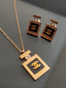 Thea's Daily-Wear Pendant Necklace with Earrings