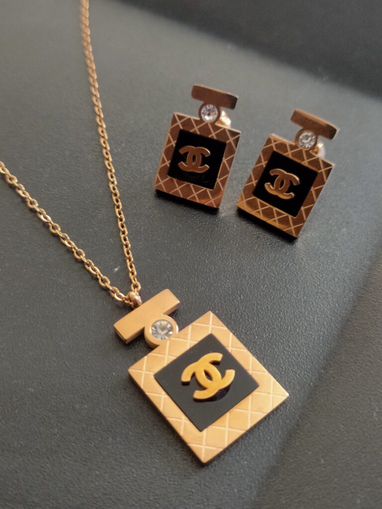 Thea's Daily-Wear Pendant Necklace with Earrings