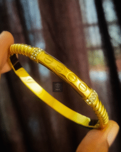 Thea's Screw Motif Openable Bangle