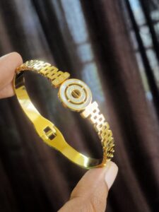 Thea's Circular Motif Openable Anti Tarnish Bangle