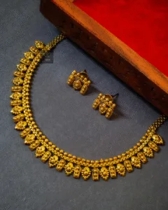 Thea's Traditional Sleek Pattern Necklace Set
