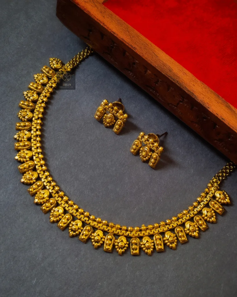 Thea's Traditional Sleek Pattern Necklace Set