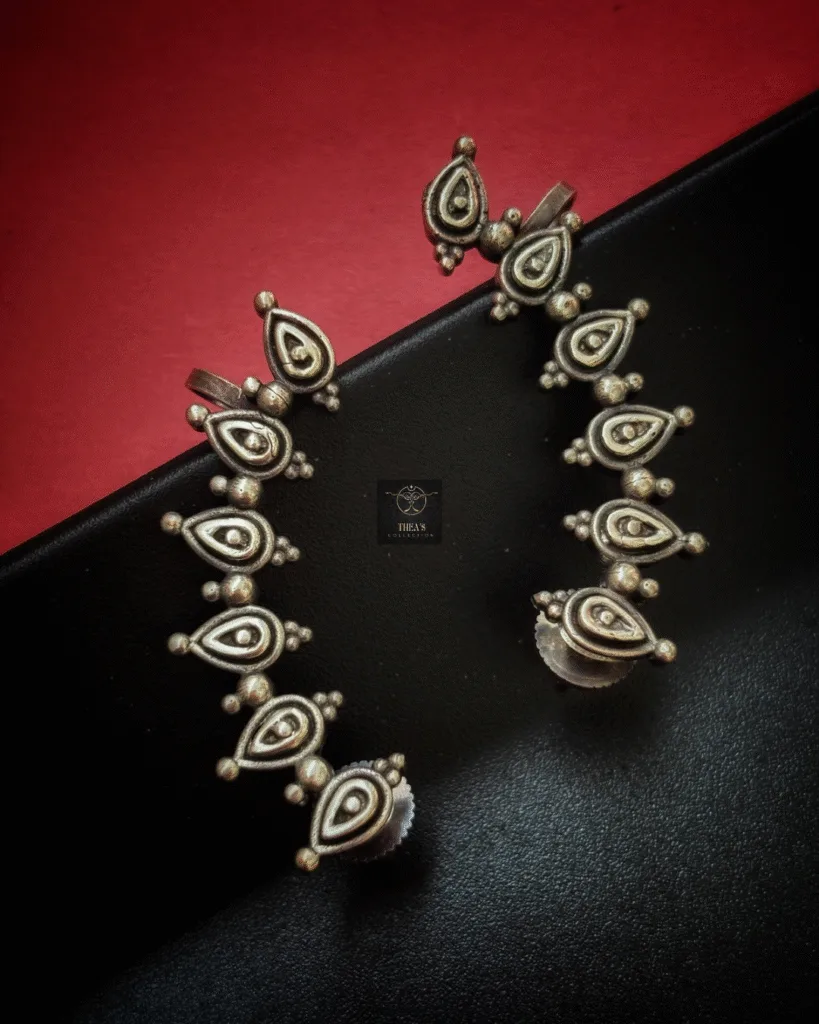 Thea's Silver Look-Alike Paisley Motif Earcuff