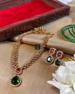 Thea's Emerald Enchant Necklace Set