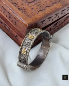 Thea's Vintage Bloom – Dual-Tone Floral Kada